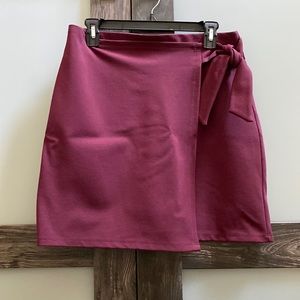 Wine colored loft elastic waist skit with tie front